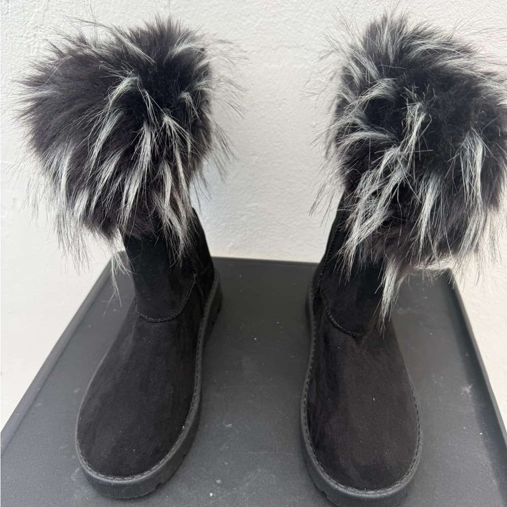 Chic Black Boots with Fluffy Trim